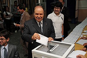Archivo:Abdelaziz Bouteflika casts his ballot in May 10th's 2012 legislative election