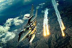 Archivo:Afghanistan Flyover, F-15E from 391st Expeditionary Fighter Squadron deploys flares during a flight over Afghanistan, Nov. 12, 2008