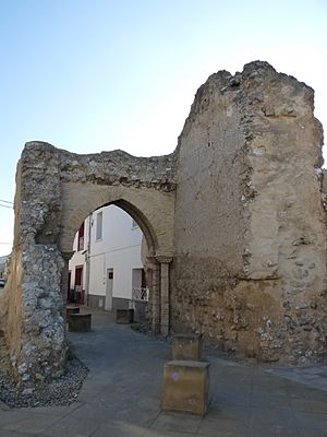 Archivo:Alfajarín - Portaza - Exterior con muralla