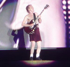 Archivo:Angus Young - Toronto 2008