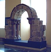 Arco románico de San Pedro de las Dueñas (M.A.N.) 01