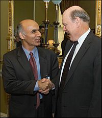 Archivo:Ashraf Ghani and John Snow in 2004