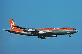 Archivo:Avianca Boeing 707 Zurich Airport - April 1976