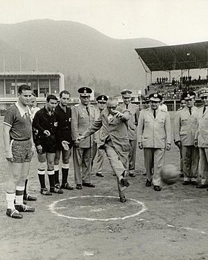 Archivo:Betancourt playing soccer