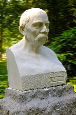 Archivo:Busto de Juan Rodríguez Muñiz (Oviedo) (2)