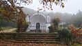 Capilla de la Santa Cruz durante un día de niebla