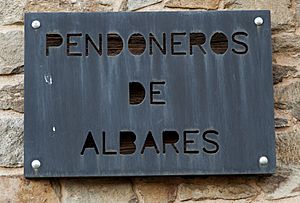 Archivo:Cartel en la entrada del local de pendonistas de Albares de la Ribera