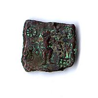 Archivo:Coin showing Karttikeya and Lakshmi, Ujjain, circa 150–75 BC