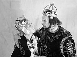 Archivo:Davudova and Sharifzade playing Macbeth
