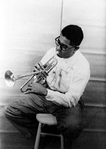 Archivo:Dizzy Gillespie playing horn 1955