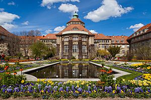 Archivo:Edificio principal, Jardín Botánico, Múnich, Alemania 2012-04-21, DD 04