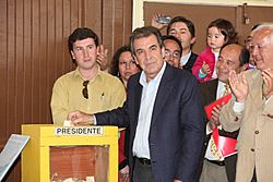 Archivo:Eduardo Frei vota en Presidenciales 2009