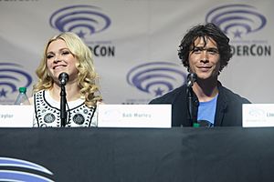Archivo:Eliza Taylor & Bob Morley (25558392904)