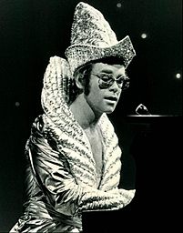 Archivo:Elton john cher show 1975