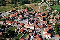 Félines (Ardèche) vue aérienne centre village.jpg