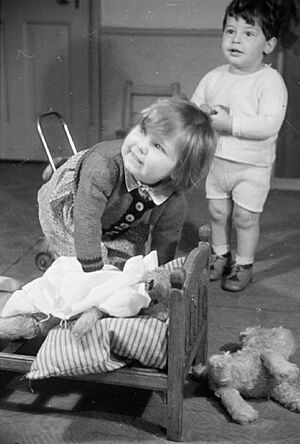 Archivo:Foster Parents Plan London Nursery- Caring For Displaced Children, London, England, 1941 D6160