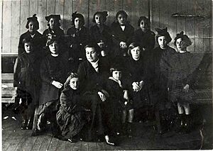 Archivo:Gabriela Mistral y alumnas en Pta. Arenas, 1919