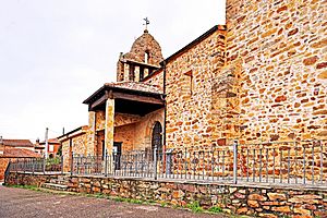 Archivo:Iglesia parroquial de Combarros lateral
