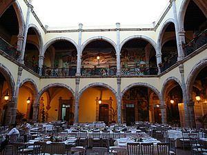 Archivo:Interior Palacio de Zambrano