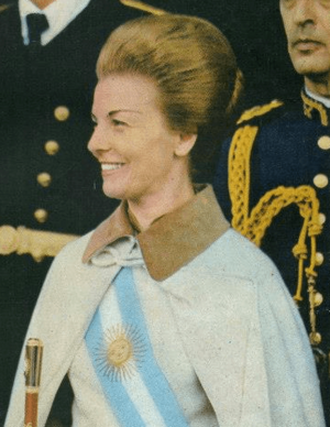 Archivo:Isabel peron banda presidencial y bastón