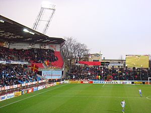 Archivo:Kärnan-supporters