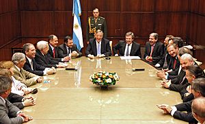 Archivo:Kirchner con intendentes de Buenos Aires