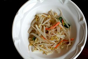 Archivo:Korean cuisine-Sukjunamul-01