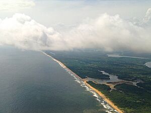 Archivo:Liberian coast - panoramio
