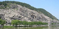 Archivo:Longmen-grottoes-longmen-mountain-from-a-distance