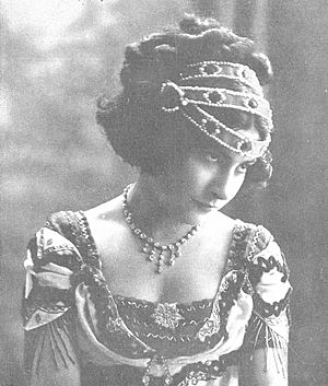 Archivo:Margarita Xirgu, de Amadeo, Nuevo Mundo, 02-03-1911 (cropped)