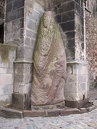 Archivo:Menhir Cathédrale du Mans