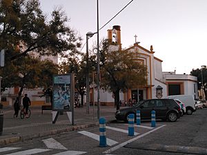 Archivo:Mercedes Chilla junto a Iglesia de Santa Ana