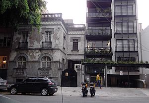 Archivo:Mexico City's Roma neighborhood gentrification 2016