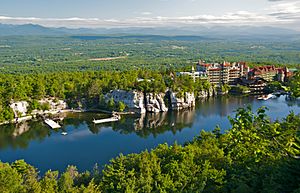 Archivo:Mohonk Mountain House 2011 View of Mohonk Lake from One Hiking Trail FRD 3247
