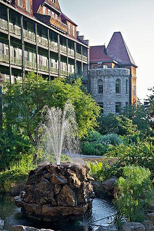 Archivo:Mohonk Mountain House 2011 Water Fountain FRD 2977