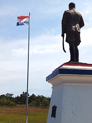 Archivo:Monumento al Mariscal Estigarribia (Loma Grande), en el sitio donde perdió la vida