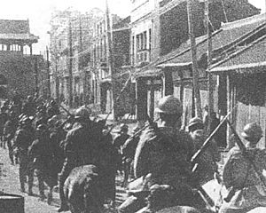 Soldados japoneses entrando en Mukden.