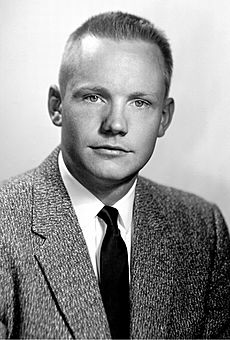 Archivo:Neil Armstrong 1956 portrait