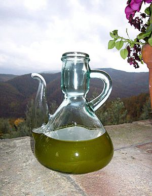 Archivo:New olive oil, just pressed