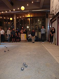 Archivo:Pétanque being played indoor in Rotterdam.