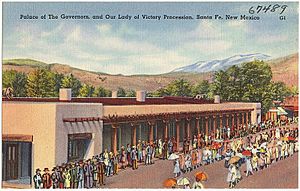 Archivo:Palace of the Governors and Our Lady of Victory Procession, Santa Fe, New Mexico