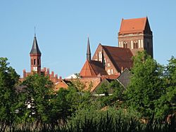 Perleberger Rathaus und Kirche.JPG