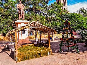 Archivo:Pesebre y árbol de Navidad en plaza de Vallegrande