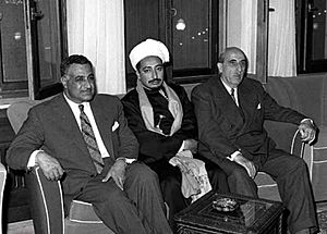 Archivo:Presidents Gamal Abdul Nasser and Shukri al-Quwatli receiving Yemeni Crown Prince Mohammad Badr in Damascus in February 1958 congratulating them on formation of the United Arab Republic