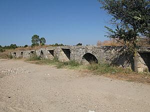 Archivo:Puente medieval de Tamame (Peñausende, Zamora, España)