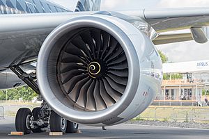 Archivo:Rolls-Royce Trent XWB on Airbus A350-941 F-WWCF MSN002 ILA Berlin 2016 01