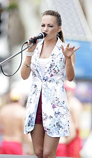 Archivo:Samantha Jade performs at Bondi Beach (8457909506)