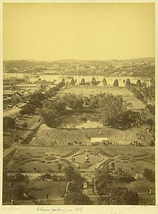 Archivo:StateLibQld 1 236788 Portrait view of Brisbane's Botanic Gardens from Parliament House to the Brisbane River, ca. 1889