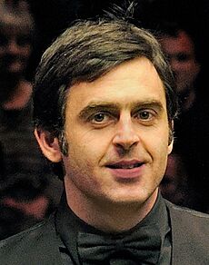 Archivo:Stephen Maguire, Ronnie O’Sullivan, and Michaela Tabb at German Masters Snooker Final (DerHexer) 2012-02-05 05 cropped