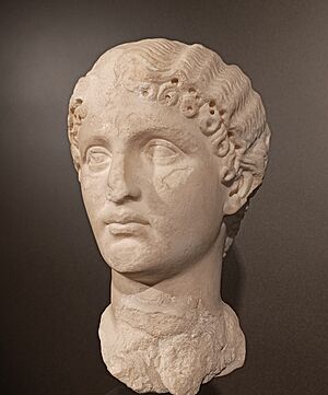 Archivo:Teatro romano de Zaragoza. Cabeza de escultura de una joven del siglo I. Zaragoza, España, Spain